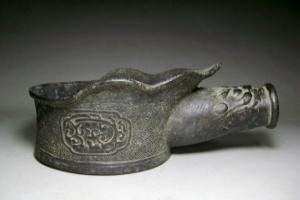 清中期高古纹兽吞铜熨斗